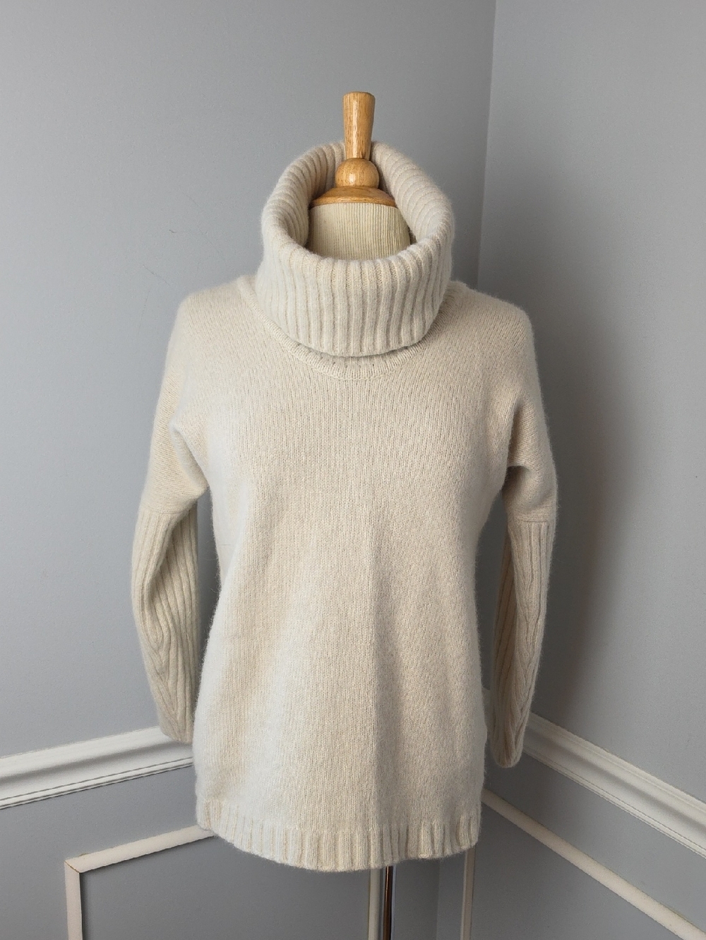 JOHNSTONS OF ELGIN Superfine Wool Angora Blend Cream Chunky Turtleneck Sweater M